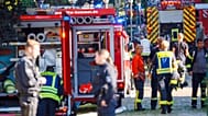 Am 2. Juli 2026 sind Feuerwehrleute und Polizisten am Ort eines Brandes in einem Krankenhaus in Ludwigslust