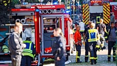 Am 2. Juli 2026 sind Feuerwehrleute und Polizisten am Ort eines Brandes in einem Krankenhaus in Ludwigslust