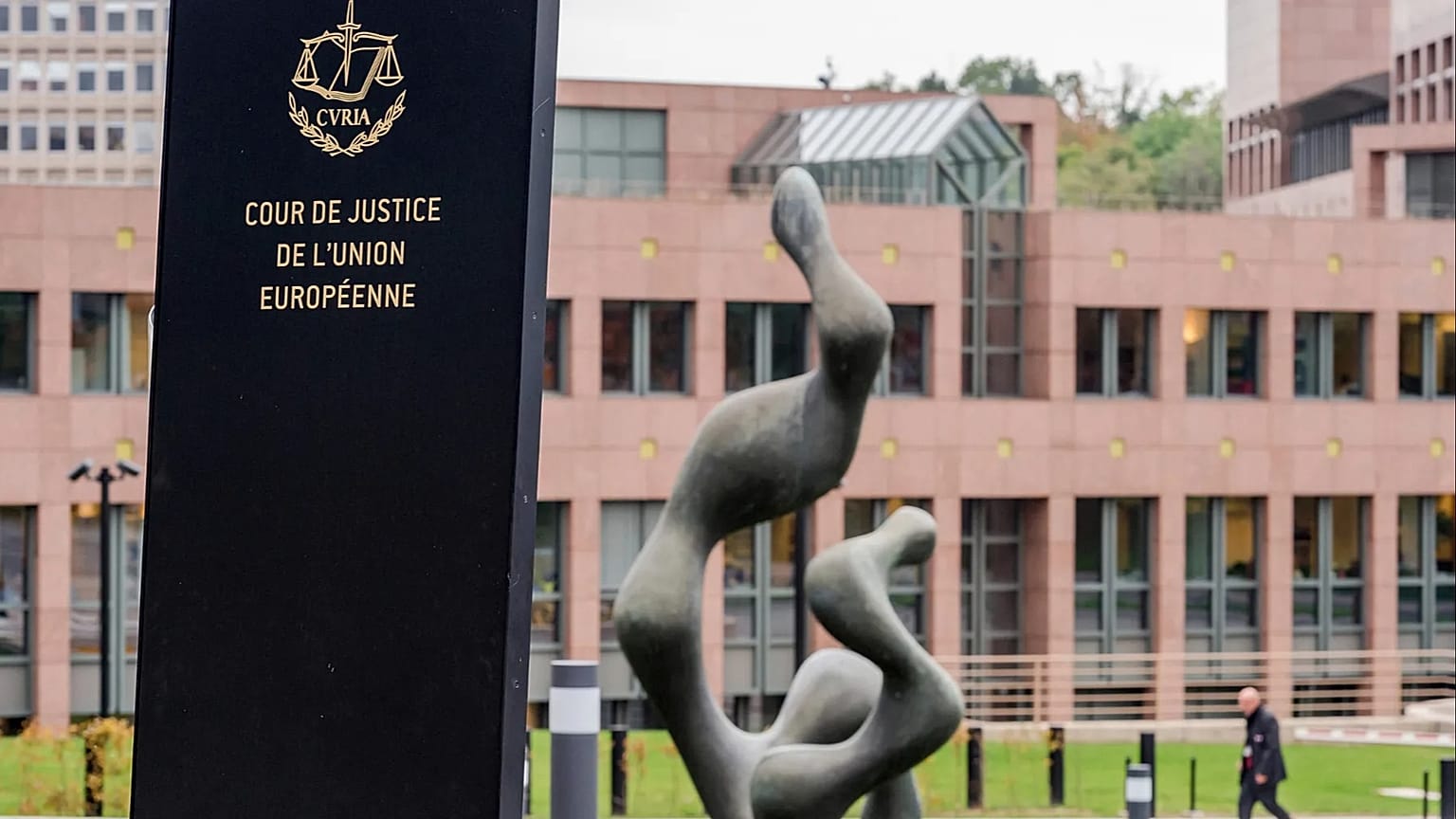 Un uomo passa davanti alla Corte di giustizia dell'Unione europea a Lussemburgo, il 5 ottobre 2015.