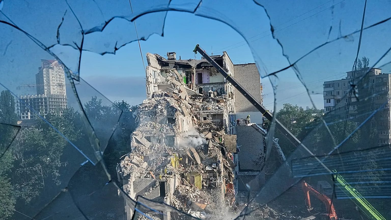 Immeuble résidentiel endommagé par une frappe russe à Kiev, 2 juillet 2026.