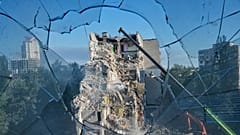 Blok mieszkalny uszkodzony w wyniku rosyjskiego ataku na Kijów, 2 lipca 2026 r.