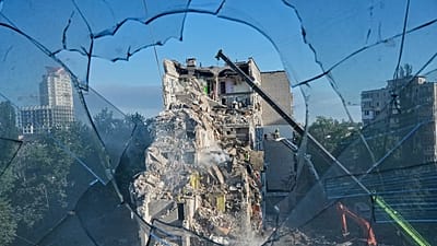 Prédio residencial danificado num ataque russo a Kiev, 2 de julho de 2026