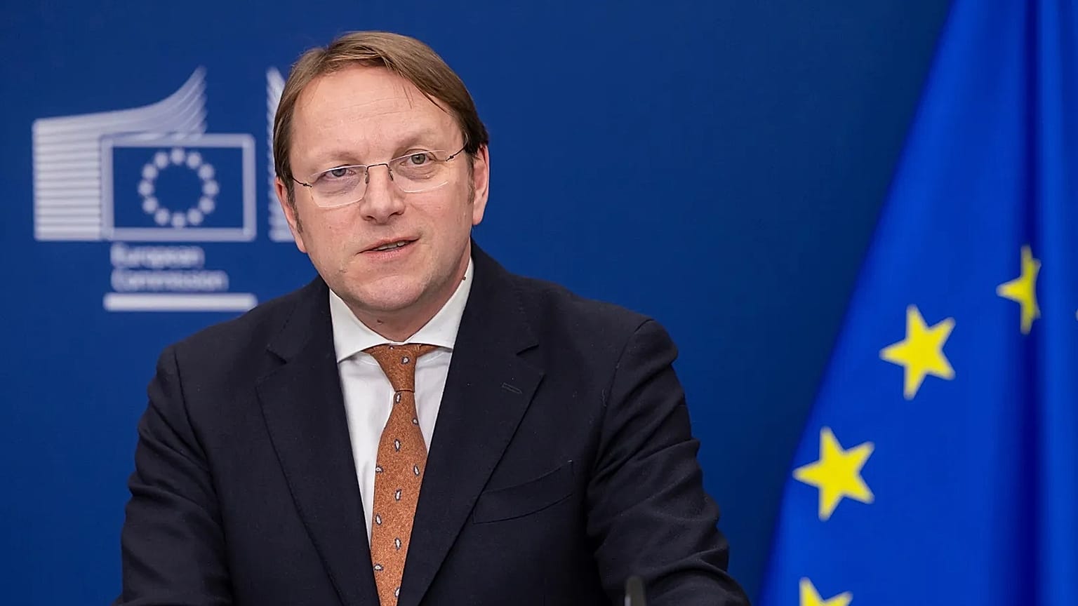 Olivér Várhelyi, az egészségügyért és állatjólétért felelős uniós biztos sajtótájékoztatót tart az EU agrárminisztereinek ülése után Brüsszelben, W