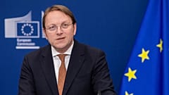 Komisarz UE ds. zdrowia i dobrostanu zwierząt Olivier Varhelyi przemawia na konferencji prasowej po spotkaniu ministrów rolnictwa UE w Brukseli