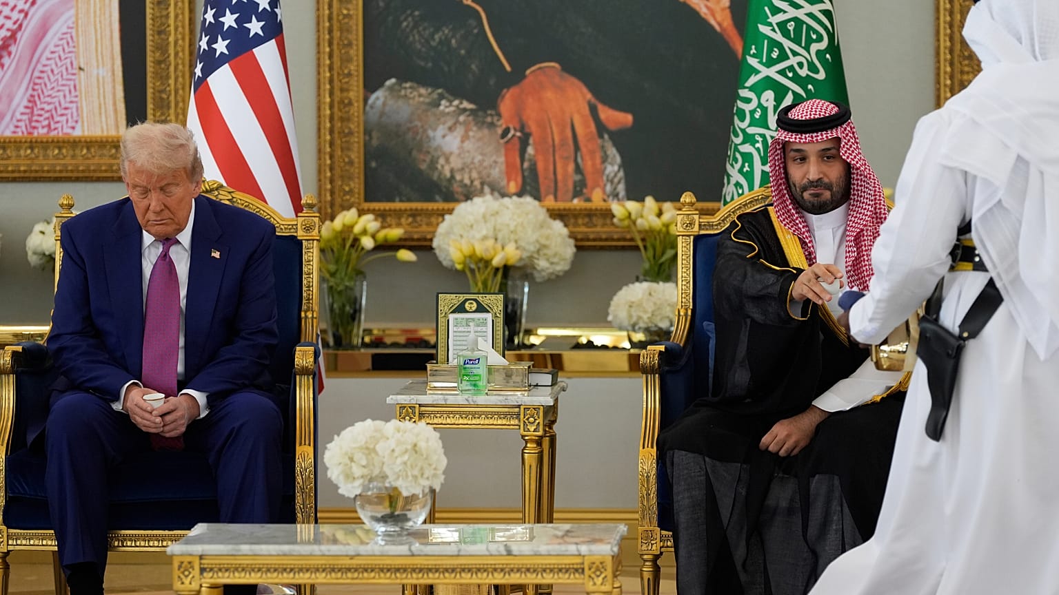 الرئيس دونالد ترامب وولي العهد السعودي الأمير محمد بن سلمان خلال حفل قهوة في المبنى الملكي بمطار الملك خالد الدولي بالرياض بالمملكة العربية السعودية، الثلاثاء 13 مايو 2025.