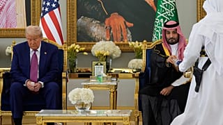 الرئيس دونالد ترامب وولي العهد السعودي الأمير محمد بن سلمان خلال حفل قهوة في المبنى الملكي بمطار الملك خالد الدولي بالرياض بالمملكة العربية السعودية، الثلاثاء 13 مايو 2025.