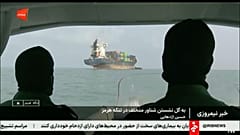 کشتی به گل نشسته در تنگه هرمز