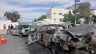 أفراد الأمن السوريون يتفقدون موقع الانفجار خارج مبنى وزارة الدفاع في دمشق، سوريا، الثلاثاء 19 مايو 2026. 