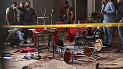 Suriye güvenlik güçleri, Şam'daki ana adliye kompleksi yakınlarındaki bir kafede patlayıcı düzeneğin infilak ettirilmesinin ardından olay yerini inceliyor, 2 Temmuz 2026.