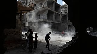 Suriye'nin başkenti Şam'ın banliyölerindeki El-Hacer el-Esved mahallesinde, hasar gören binalardan molozlar kaldırılıyor, 29 Nisan 2026.