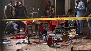 Suriye güvenlik güçleri, Şam'daki ana adliye kompleksi yakınlarındaki bir kafede patlayıcı düzeneğin infilak ettirilmesinin ardından olay yerini inceliyor, 2 Temmuz 2026.
