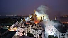 I soccorritori cercano di spegnere l'incendio nella Cattedrale della Dormizione del millenario Monastero delle Grotte (Kyiv Pechersk Lavra) dopo un attacco russo su Kiev
