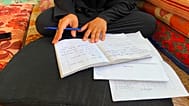 طالبة فلسطينية تراجع دروسه في أحد مراكز النزوح بقطاع غزة