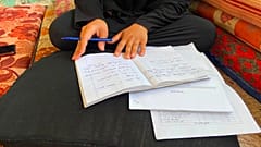 طالبة فلسطينية تراجع دروسه في أحد مراكز النزوح بقطاع غزة