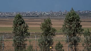 يمكن رؤية المباني المدمرة في قطاع غزة من كيبوتس كفار عزة، جنوب إسرائيل، الاثنين 16 سبتمبر 2024. (AP Photo/أوهاد زفيجنبرج)