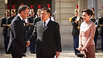 امانوئل ماکرون رئیس‌جمهور فرانسه (چپ) روز دوشنبه ۲۹ ژوئن ۲۰۲۶ در کاخ الیزه از پادشاه تایلند ماها واجیرالونگکورن (وسط) و همسرش ملکه سوثیدا استقبال می‌کند.