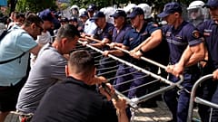 Tiran’da 2 Temmuz 2026’daki hükümet karşıtı gösteride, protestocular barikatı kaldırmaya çalışırken polis tutmaya devam ediyor.