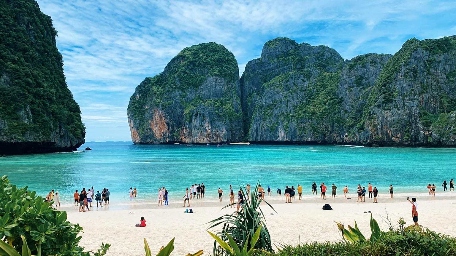 Einige Billigflieger bieten Asienrouten etwa nach Phuket an, wenn du über den Nahen Osten oder Indien fliegst.