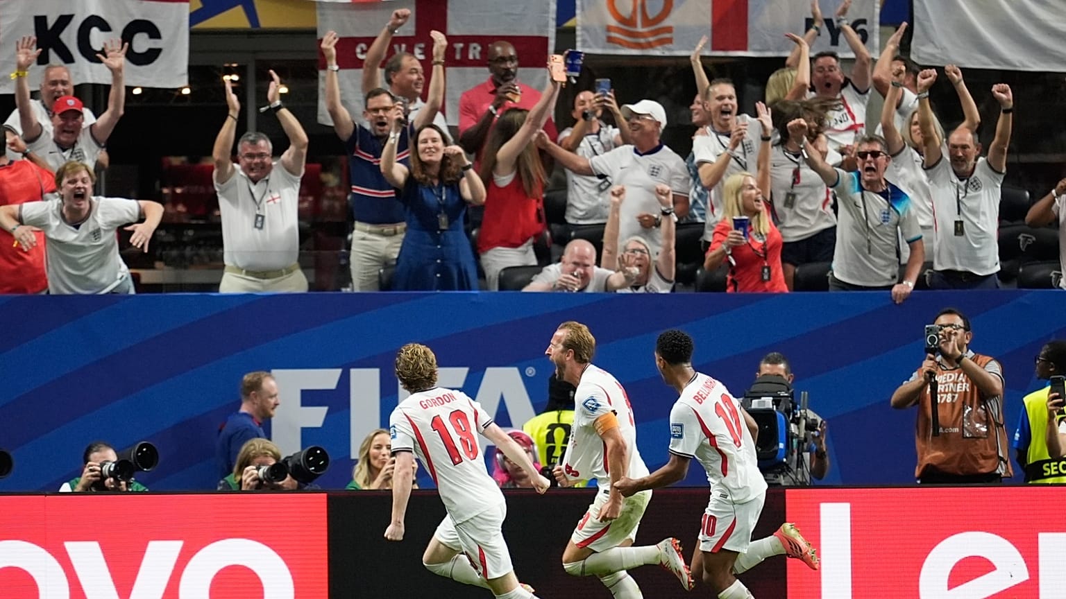 يحتفل لاعب الوسط الإنجليزي هاري كين بتسجيل الهدف الافتتاحي لفريقه ضد الكونغو خلال مباراة كأس العالم 32 لكرة القدم في أتلانتا، الأربعاء 1 يوليو 2026.