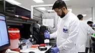 تُجري شركة Guardant Health اختبارات الأورام الدقيقة في مختبراتها في بالو ألتو وريدوود سيتي، كاليفورنيا. (صورة: بزنس واير)