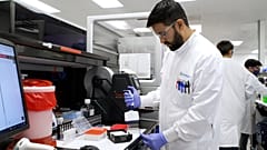 تُجري شركة Guardant Health اختبارات الأورام الدقيقة في مختبراتها في بالو ألتو وريدوود سيتي، كاليفورنيا. (صورة: بزنس واير)