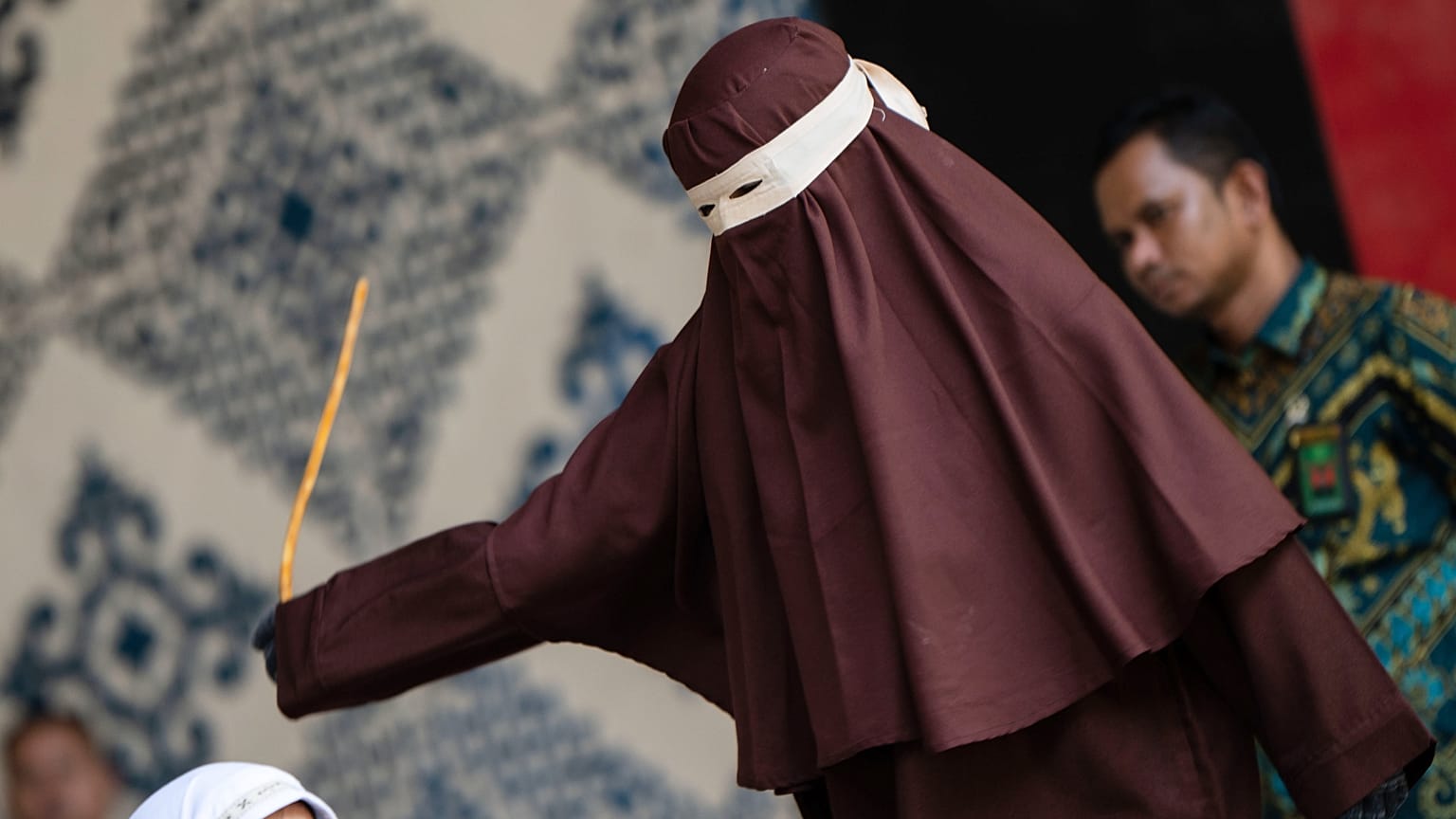 جلد امرأة أُدينت بانتهاك القانون الإسلامي بعد تقبيلها رجلاً من دون زواج خلال بث مباشر على "تيك توك"، في باندا آتشيه بإندونيسيا، في 2 يوليو 2026.