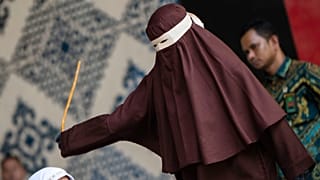 جلد امرأة أُدينت بانتهاك القانون الإسلامي بعد تقبيلها رجلاً من دون زواج خلال بث مباشر على "تيك توك"، في باندا آتشيه بإندونيسيا، في 2 يوليو 2026.