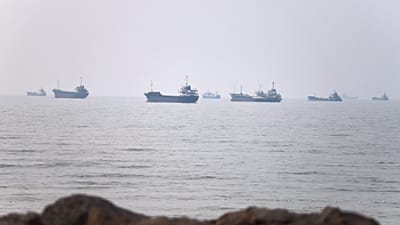 Navios comerciais no estreito de Ormuz, ao largo de Bandar Abbas, em 30 de junho de 2026
