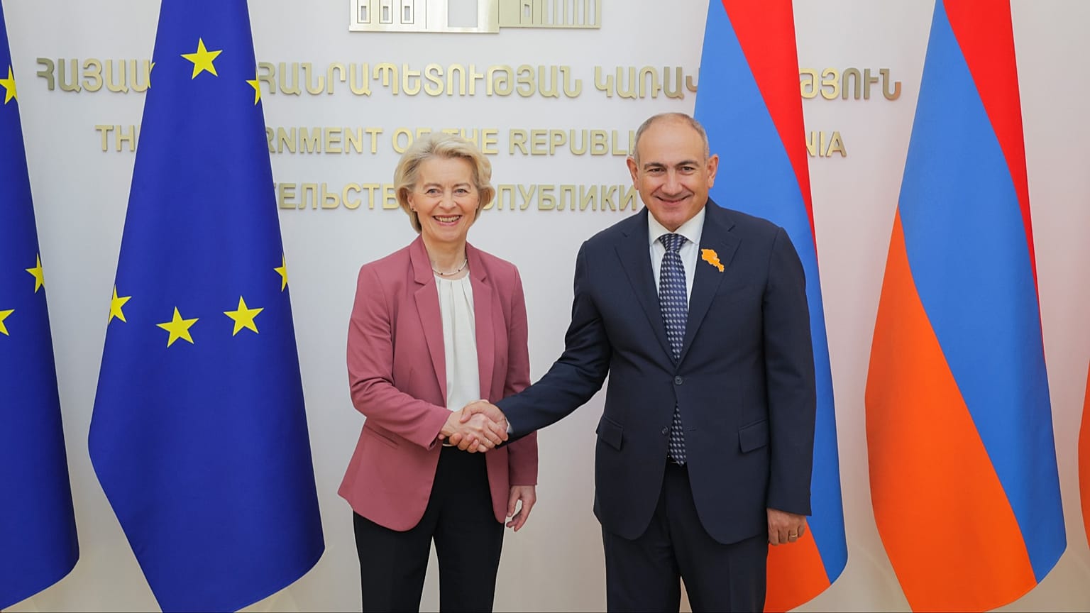 La présidente de la Commission européenne Ursula von der Leyen et le Premier ministre arménien Nikol Pachinian sont à Erevan, le 2 juillet 2026