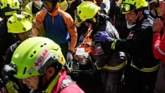Rettungskräfte tragen Hernán Alberto Gil Flores Gil, acht Tage nach seiner Verschüttung durch ein Doppelbeben, nachdem sie ihn am 2. Juli 2026 aus Trümmern befreiten.