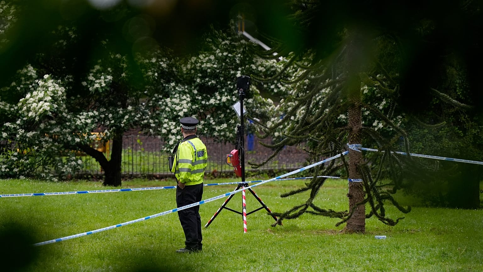 Un agente di polizia sorveglia il Grenfell Park a Maidenhead, il 22 maggio 2024