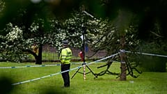 Policjant pilnuje porządku w parku Grenfell w Maidenhead, 22 maja 2024 r.