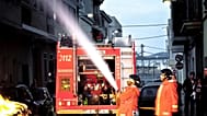 Dos bomberos apagan un fuego en Valencia