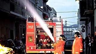 Dos bomberos apagan un fuego en Valencia