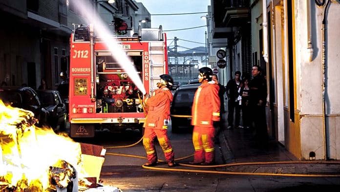 Fire in squatters homes forces evacuation of 80 residents in Valencia A fire that broke out on Thursday in two ground-floor flats forced the preventive evacuation of 80 residents from two blocks in Valencia due to smoke; no injuries were reported, according to municipal sources.