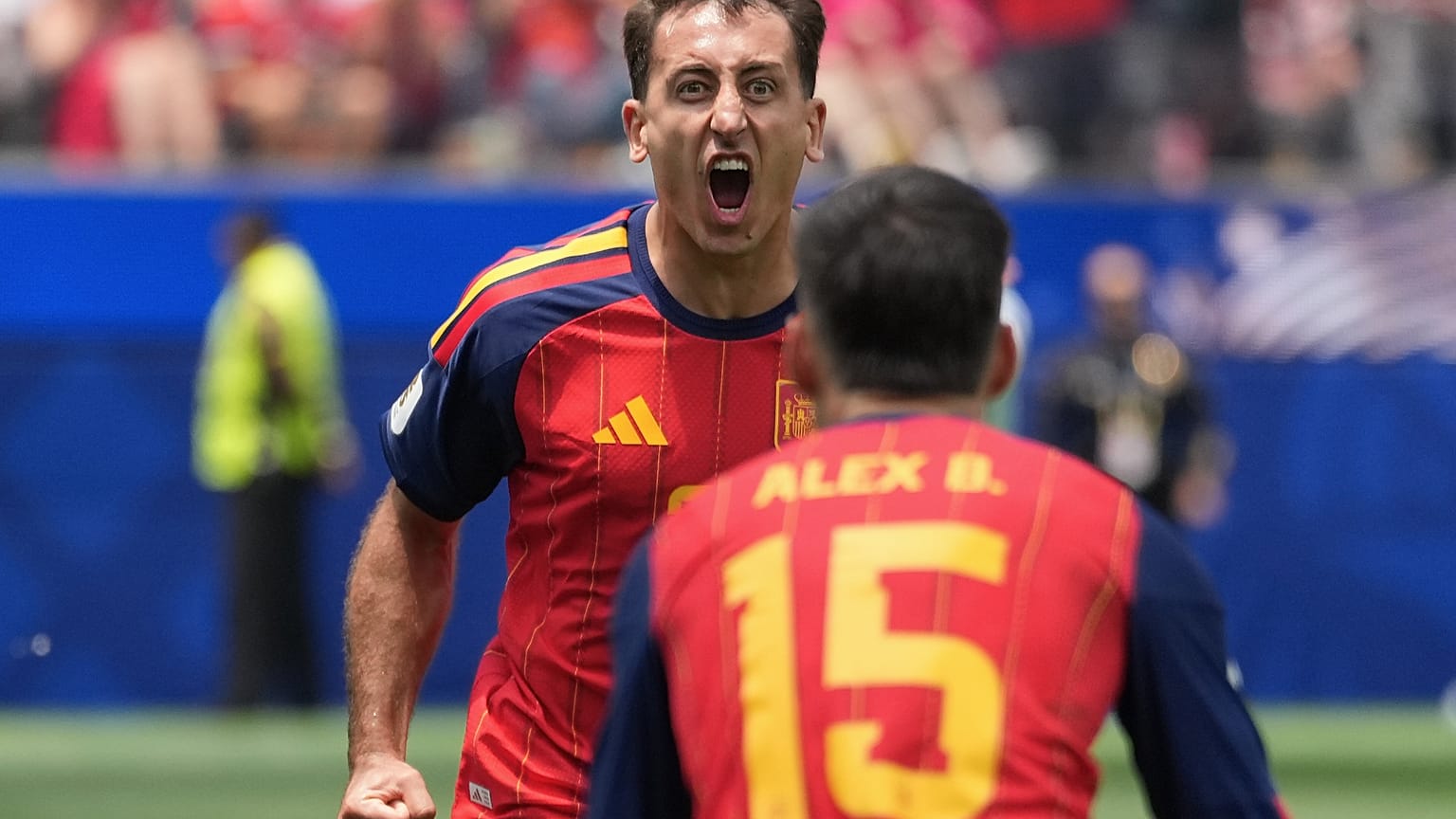 Oyarzábal se abraza a Baena tras el gol que le dio el pase a España
