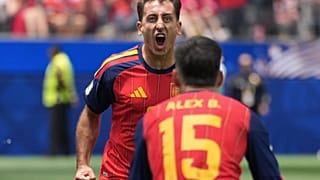 Oyarzábal se abraza a Baena tras el gol que le dio el pase a España