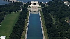 Lo specchio d'acqua del Lincoln Memorial a Washington, 1º luglio 2026