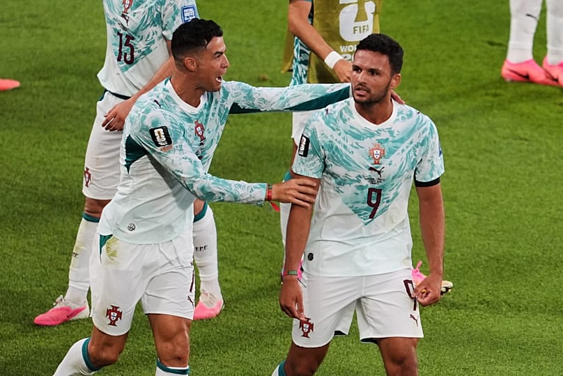 Ronaldo gratuliert Gonçalo Ramos, seinem schärfsten Konkurrenten im Angriff der portugiesischen Auswahl, nachdem der Neuzugang des AC Mailand den Siegtreffer gegen Kroatien erzielt hat