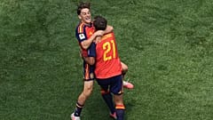 Lo spagnolo Mikel Oyarzabal (21) esulta per il terzo gol insieme al compagno Gavi durante la sfida degli ottavi del Mondiale tra Spagna e Austria a Inglewood.