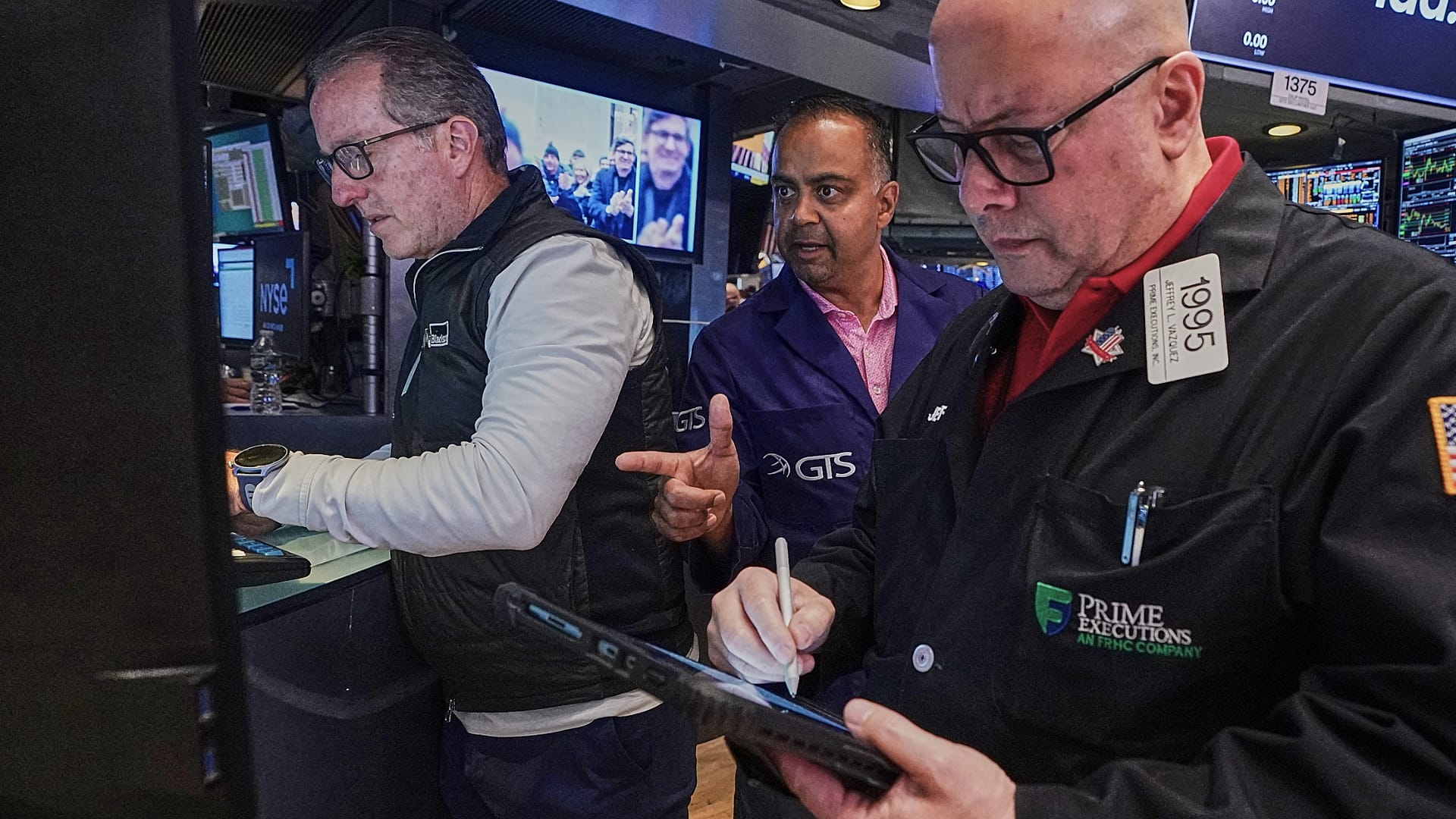 Los especialistas Glenn Carell y Dilip Patel trabajan con el operador Jeffrey Vazquez en el parqué de la Bolsa de Nueva York, el 26 de junio de 2026