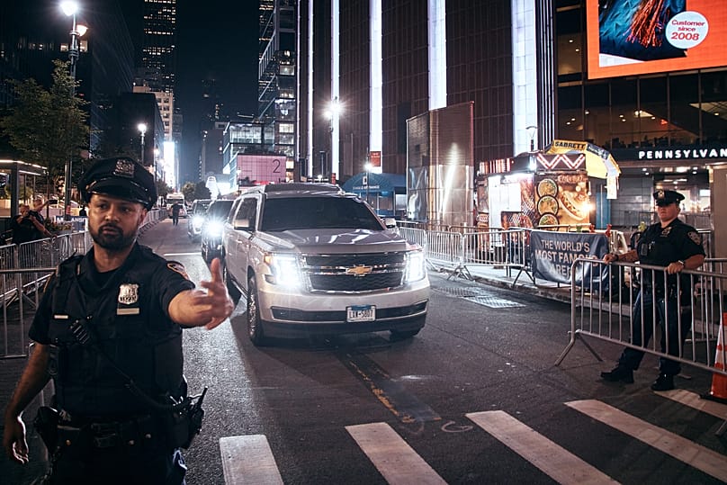 Un véhicule supposé transporter Taylor Swift quitte le Madison Square Garden alors que se poursuivent les préparatifs de son mariage - 3 juillet 2026