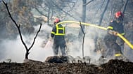 Archive - Des pompiers luttent contre le feu près de Jonquières, dans le sud de la France, le 8 août 2025.