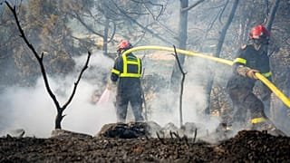 Archive - Des pompiers luttent contre le feu près de Jonquières, dans le sud de la France, le 8 août 2025.