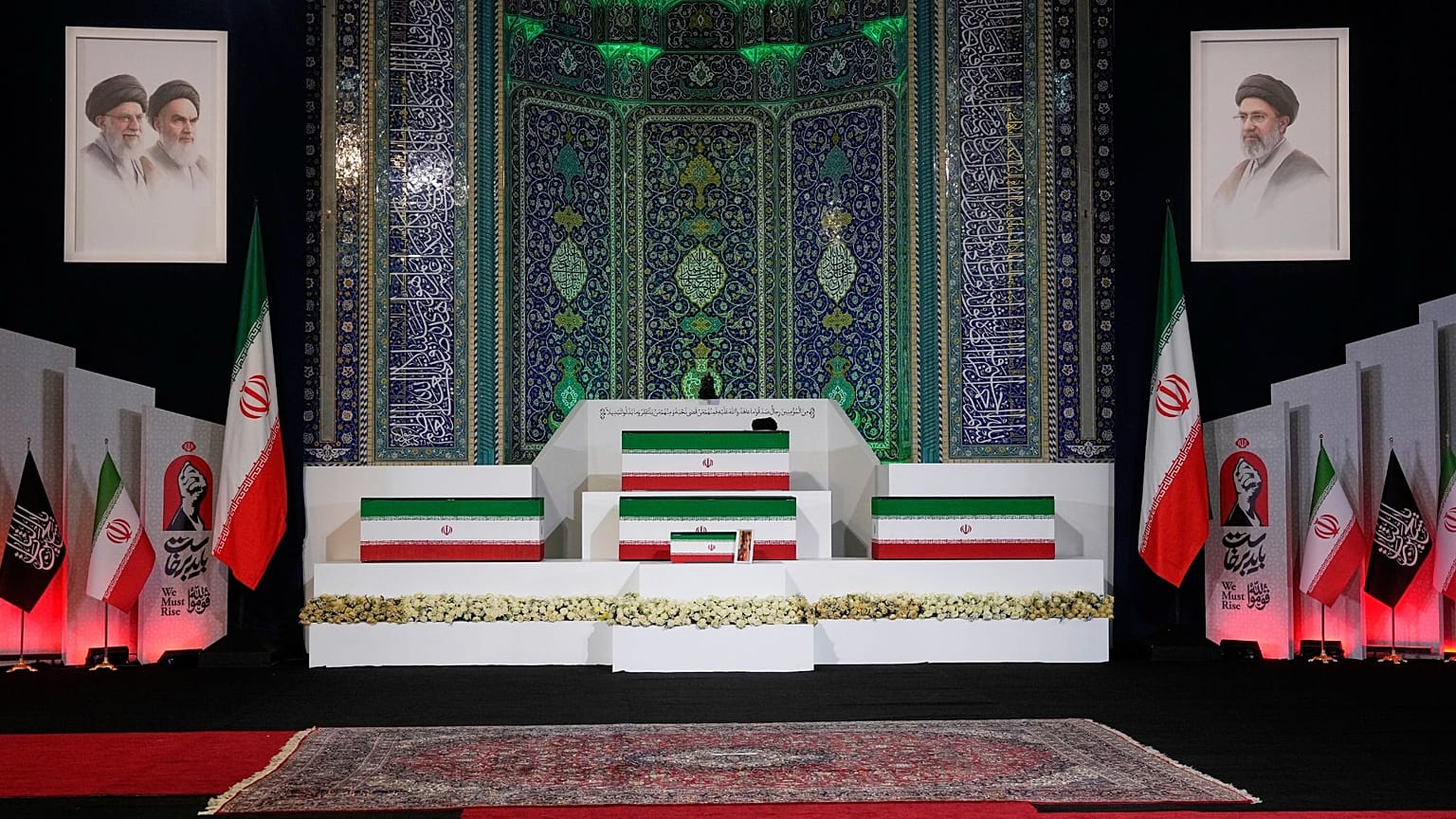 تابوت‌های آیت‌الله علی خامنه‌ای، رهبر مقتول ایران، در مرکز بالا و اعضای خانواده‌اش پیش از مراسم تشییع جنازه یک روزه در مصلی بزرگ امام خمینی در تهران، ایران، جمعه، ۳ ژوئیه ۲۰۲۶