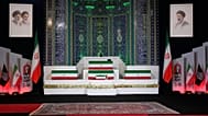تابوت‌های آیت‌الله علی خامنه‌ای، رهبر مقتول ایران، در مرکز بالا و اعضای خانواده‌اش پیش از مراسم تشییع جنازه یک روزه در مصلی بزرگ امام خمینی در تهران، ایران، جمعه، ۳ ژوئیه ۲۰۲۶