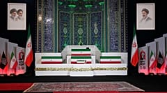 تابوت‌های آیت‌الله علی خامنه‌ای، رهبر مقتول ایران، در مرکز بالا و اعضای خانواده‌اش پیش از مراسم تشییع جنازه یک روزه در مصلی بزرگ امام خمینی در تهران، ایران، جمعه، ۳ ژوئیه ۲۰۲۶