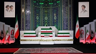 تابوت‌های آیت‌الله علی خامنه‌ای، رهبر مقتول ایران، در مرکز بالا و اعضای خانواده‌اش پیش از مراسم تشییع جنازه یک روزه در مصلی بزرگ امام خمینی در تهران، ایران، جمعه، ۳ ژوئیه ۲۰۲۶