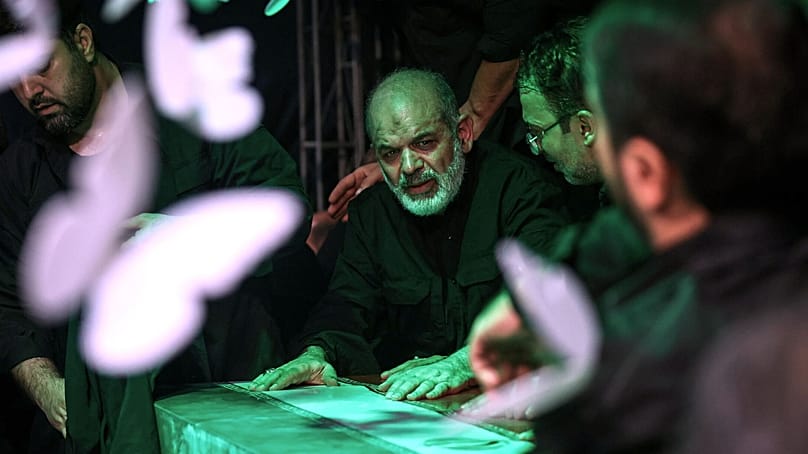 سردار احمد وحیدی، فرمانده سپاه پاسداران، در کنار تابوت رهبر ایران، آیت‌الله علی خامنه‌ای، ۲ژوئیه ۲۰۲۶