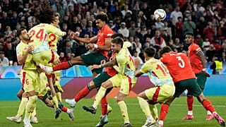 Πορτογάλοι και Ισπανοί ποδοσφαιριστές κατά τη διάρκεια του τελικού αγώνα του Nations League τον Ιούνιο του 2025